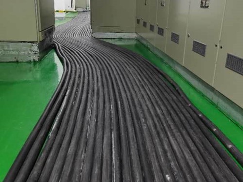 迎泽如何根据理论计算公式计算温度对特定电压测量结果的影响？